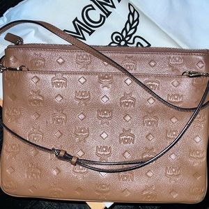 Woman’s cross bag (wallet available for addtl $80) w/duster bag